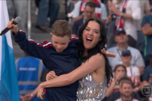 Menino norueguês emociona multidão ao cantar na abertura da Copa do Mundo 2026