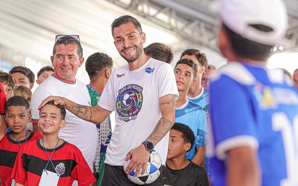 Petros mantém sonho de impulsionar o futebol de Juazeiro mesmo em carreira internacional