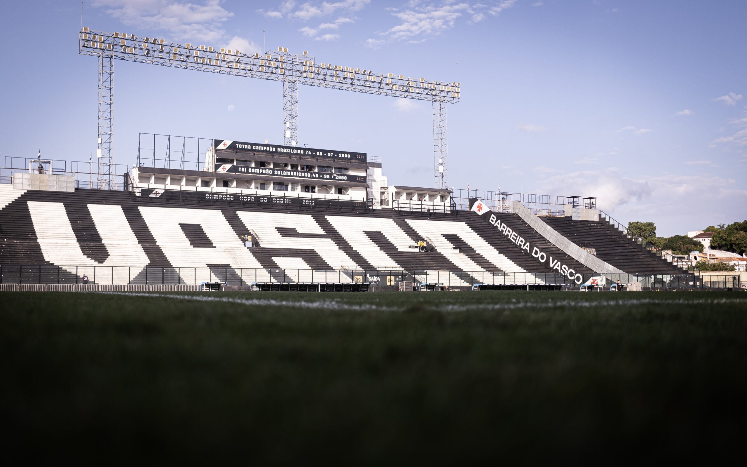 São Januário recebe recuperação intensiva no gramado para temporada 2026