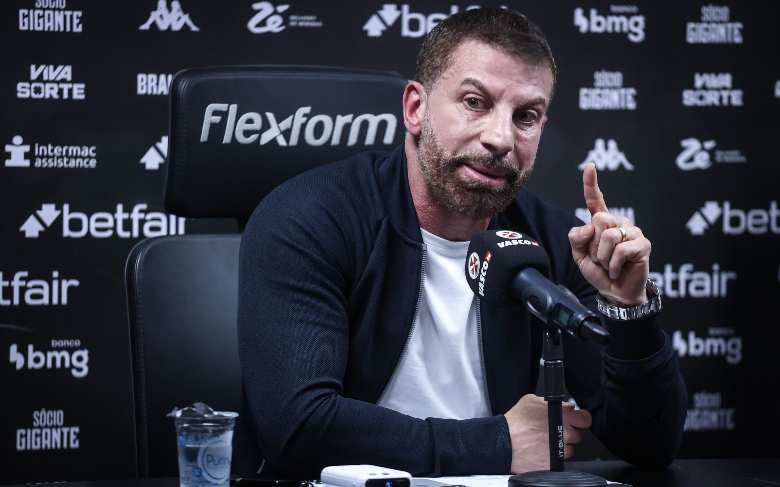 Vasco vive semana decisiva entre mudanças no comando técnico e planejamento para 2026