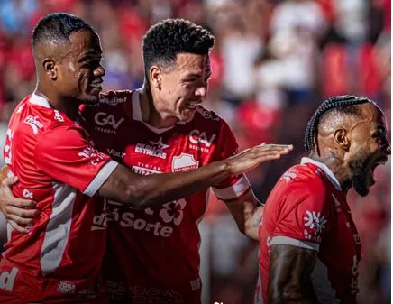 Vila Nova retoma liderança da Série B com vitória emocionante sobre Náutico