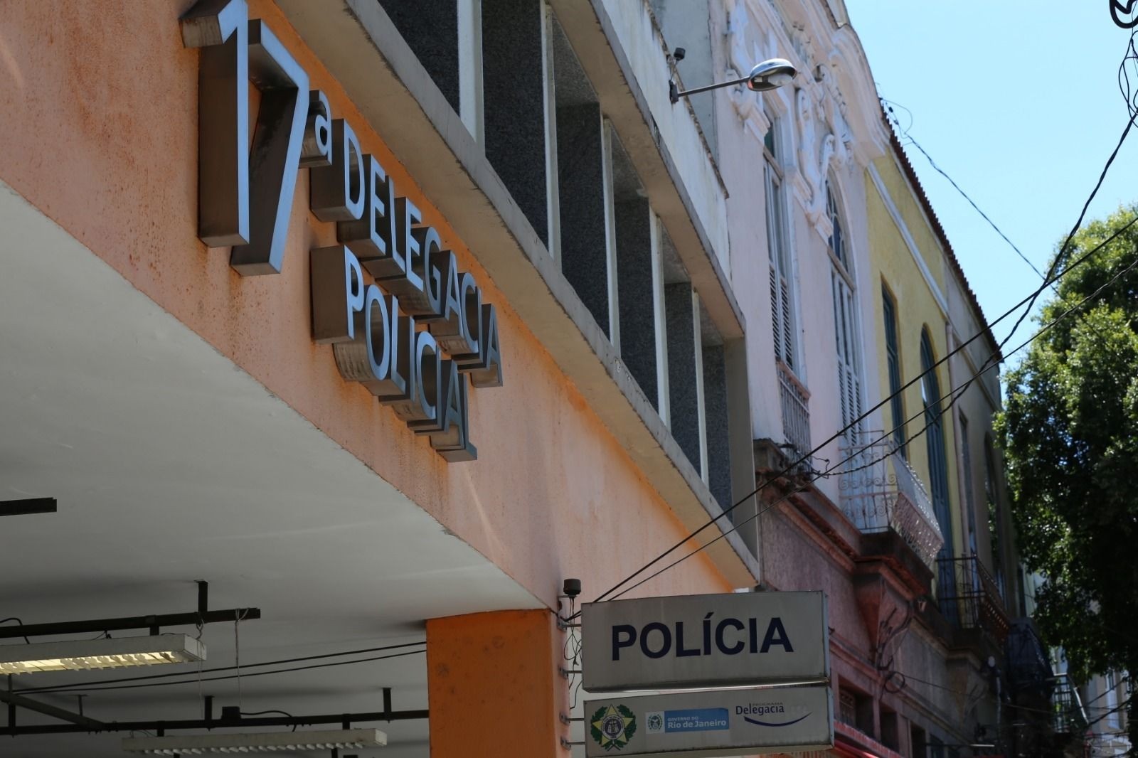 Polícia apreende ônibus com 2 mil camisas falsificadas da seleção brasileira no Sul Fluminense