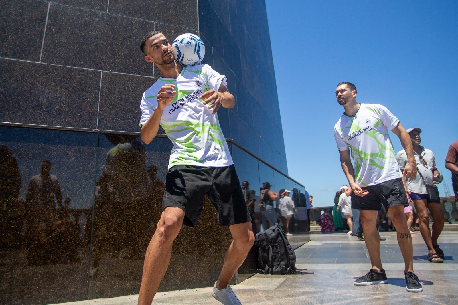 Campanha Mundial de Embaixadinhas Mobiliza Futebol e Alerta para Crise Climática