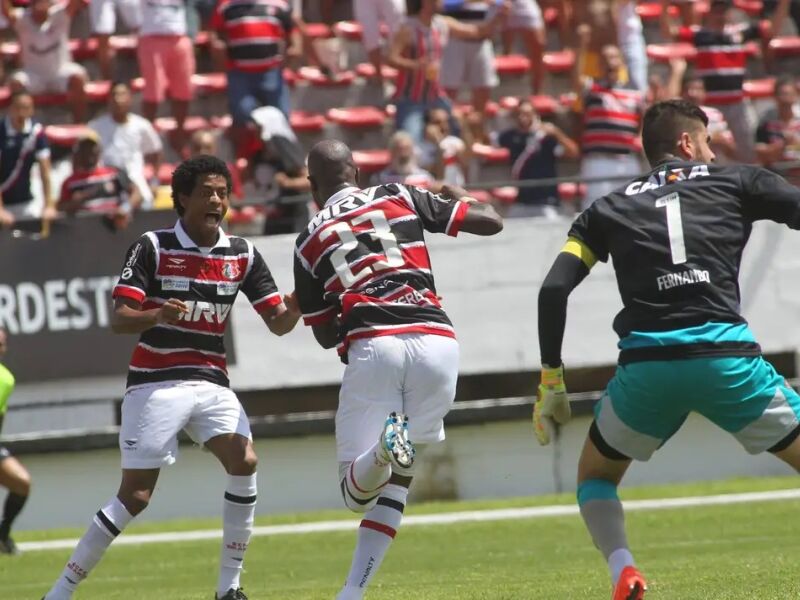 Santa Cruz enfrenta Brusque em jogo raro às 11h após quase uma década