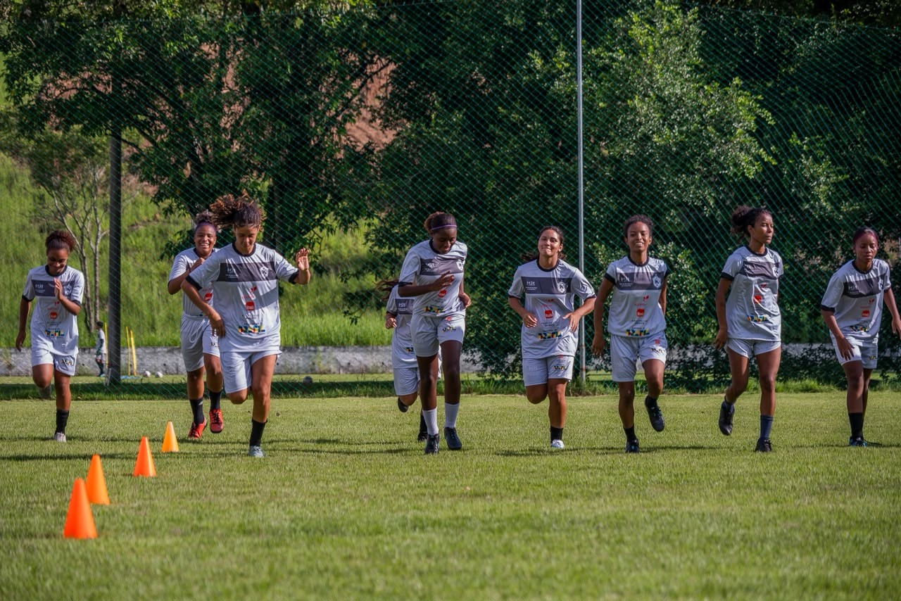 Jovens promessas do futebol feminino quebram barreiras e conquistam espaço