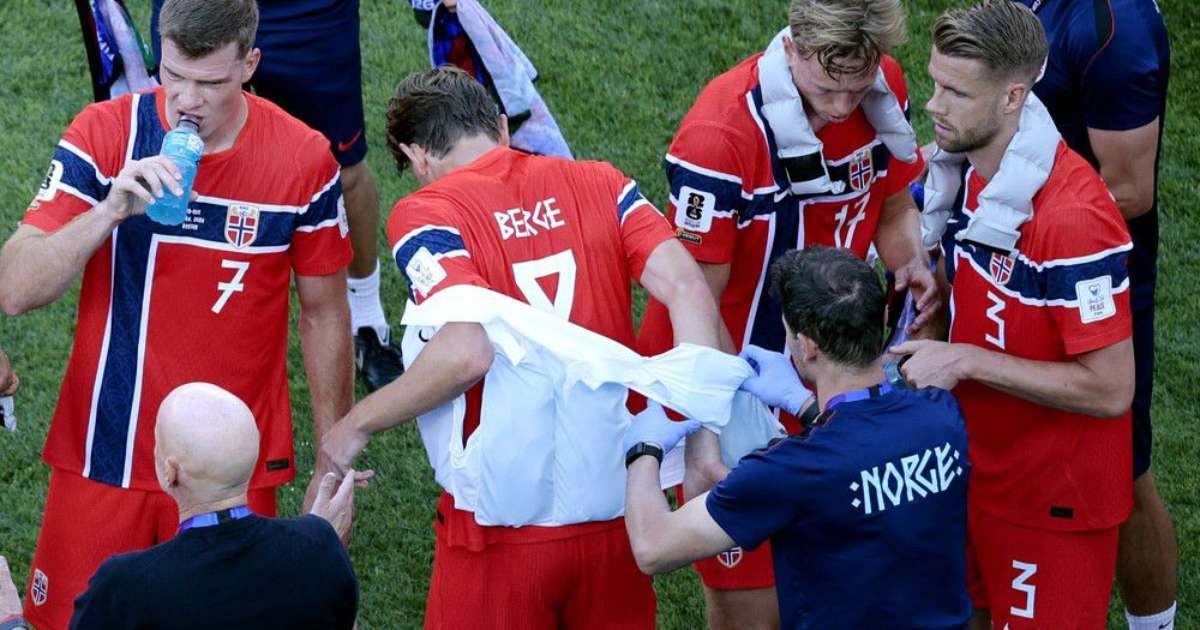 Por que jogadores de futebol cuspem no gramado durante jogos? Entenda a curiosa prática
