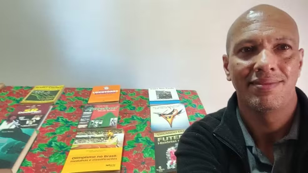Rara coleção de livros autografados por lendas do futebol brasileiro está à venda em Sorocaba