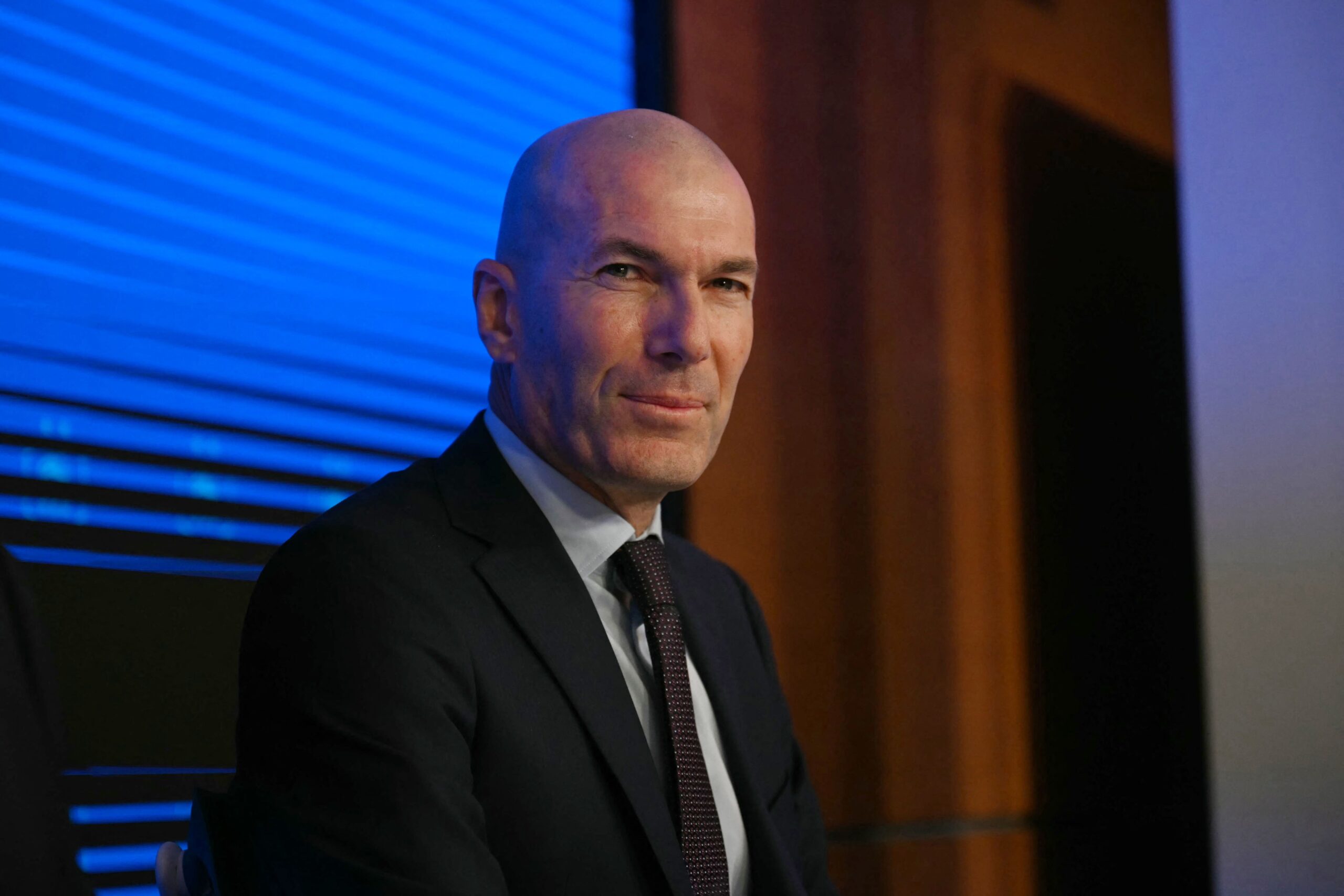Zinédine Zidane assume comando da França e promete luta firme contra o racismo