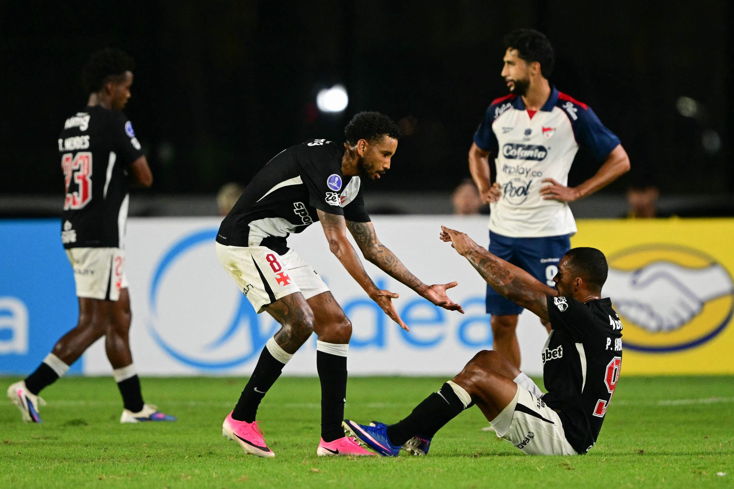 Pedro Emanuel valoriza vitória do Vasco e destaca foco para próxima fase da Libertadores