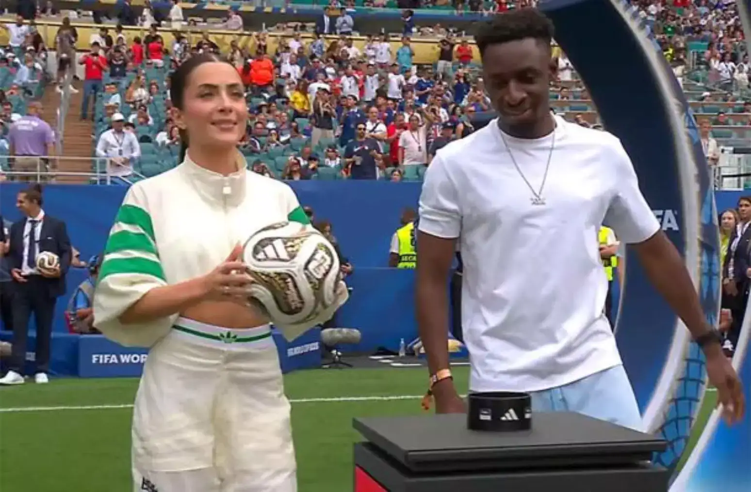 Jade Picon surpreende ao entrar em campo antes de França x Inglaterra na Eurocopa 2026 – imagem do artigo