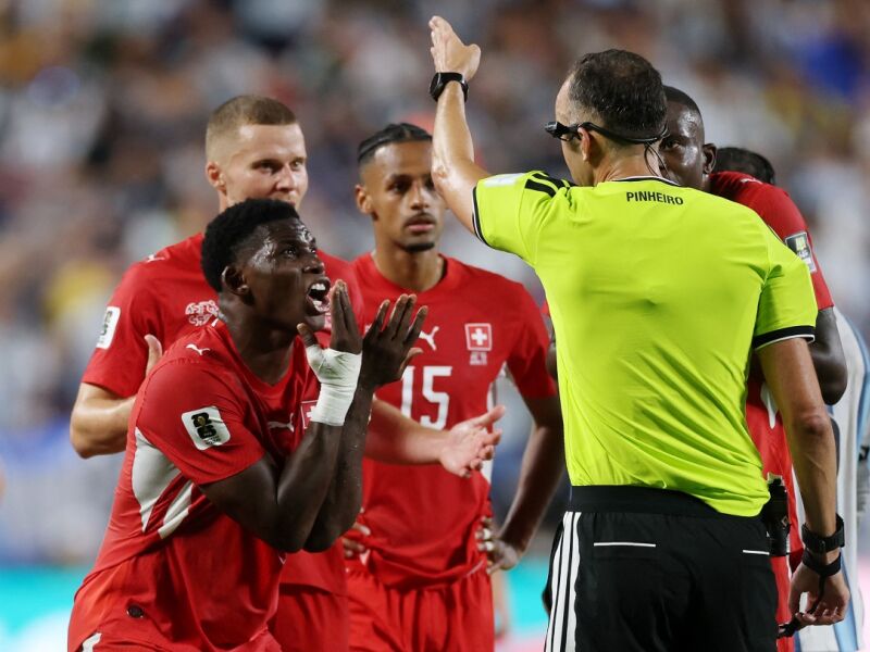 IFAB define limites do VAR para erros de identificação e reforça regras do futebol