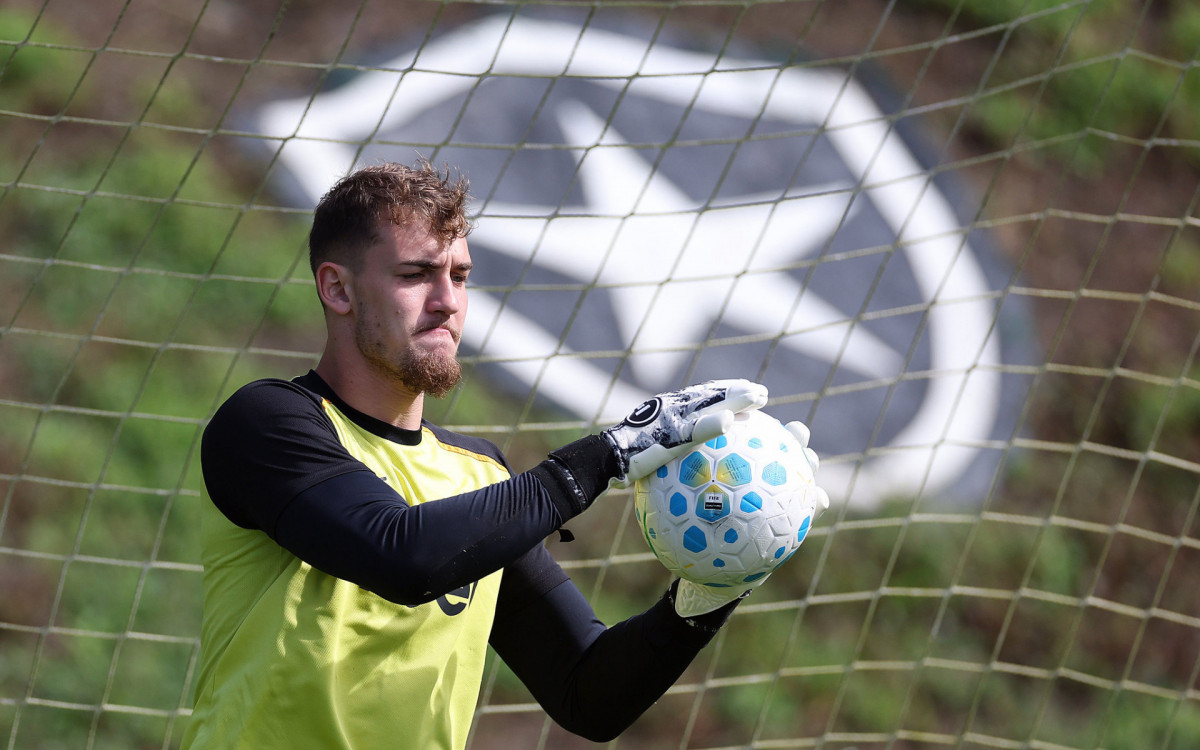 Botafogo encaminha empréstimo do goleiro Léo Linck para clube português
