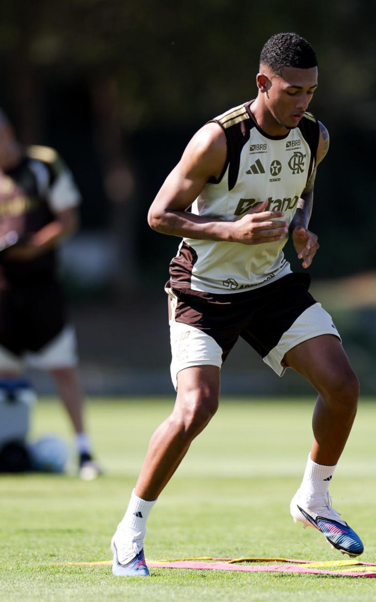 Flamengo rejeita oferta milionária do Grupo City pelo zagueiro João Victor – imagem do artigo