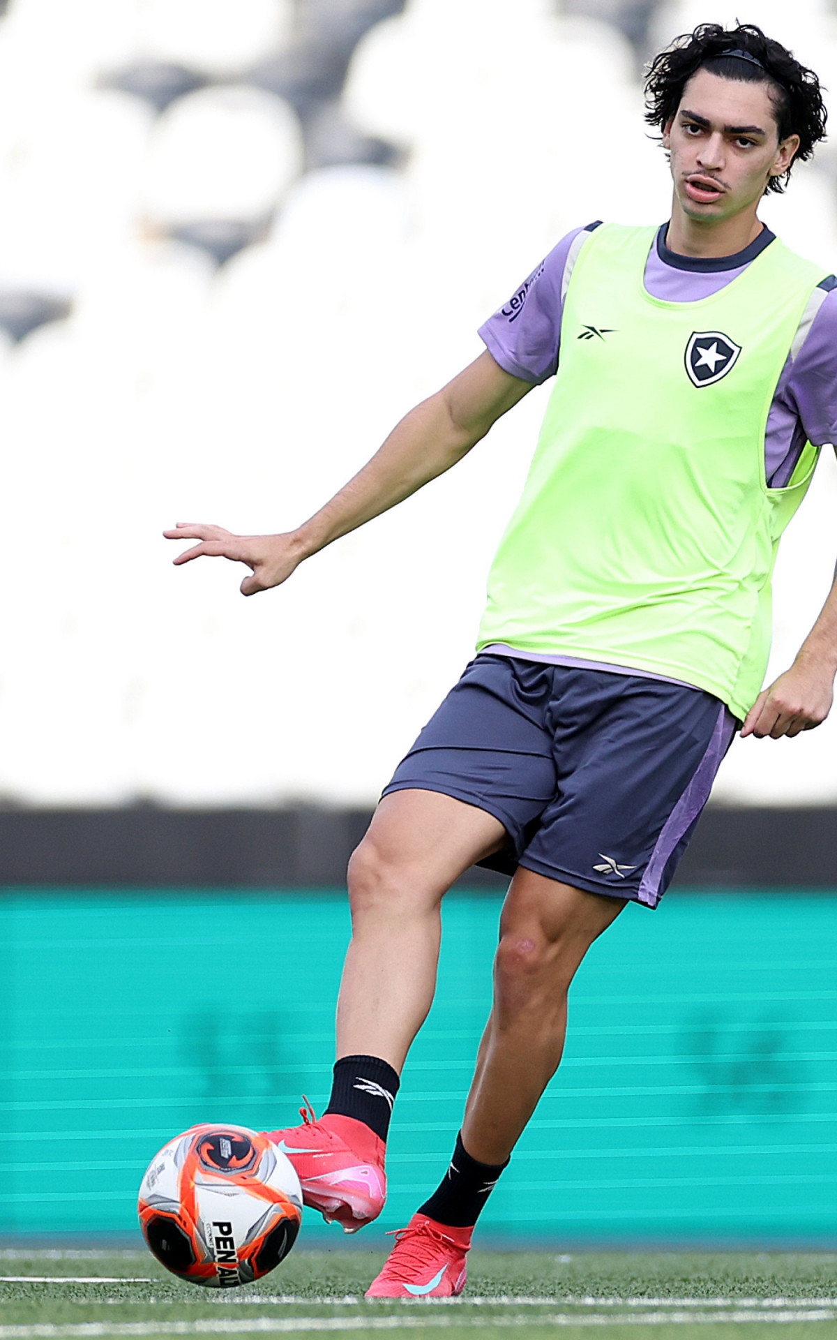 Botafogo confirma venda de Matheus Nascimento para o Grêmio em negociação definitiva