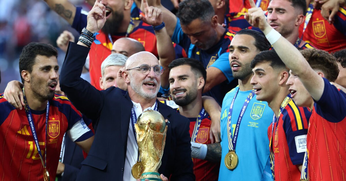 Espanha ergue a taça da Copa do Mundo 2026 após vitória dramática sobre a Argentina