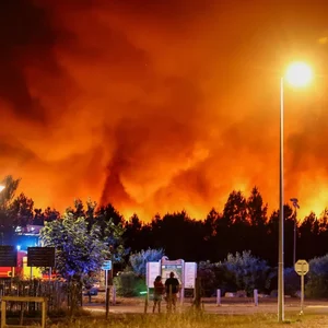 Incêndios no sudoeste da França criam nuvens de fogo e desafiam bombeiros