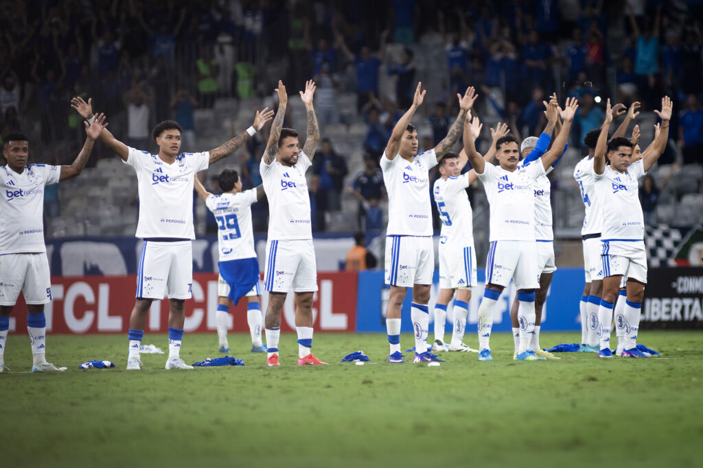 Cruzeiro surpreende e oficializa venda de promessa para rival brasileiro
