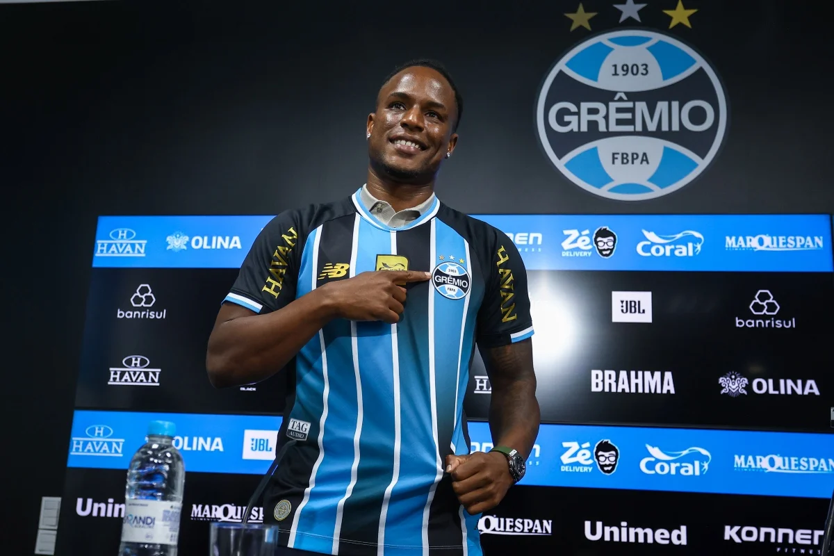 Jovane Cabral é apresentado no Grêmio e promete agitar o ataque gaúcho