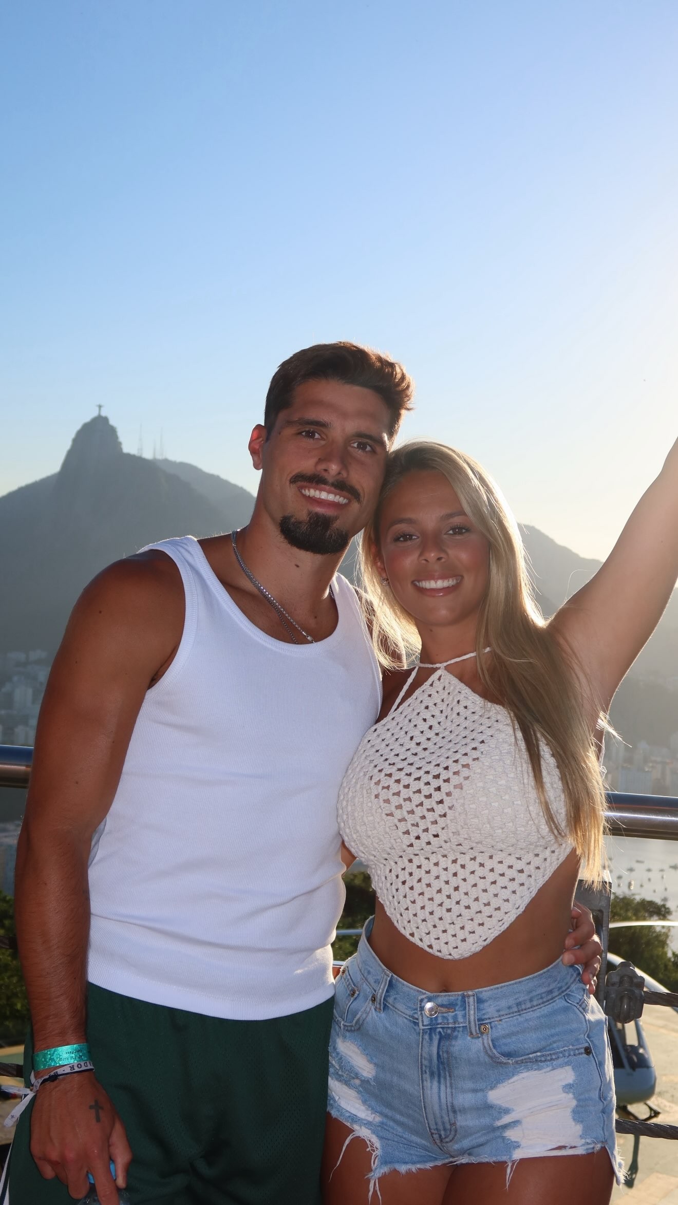 Carolina e o marido aproveitam férias no Brasil com samba, praias e cultura local