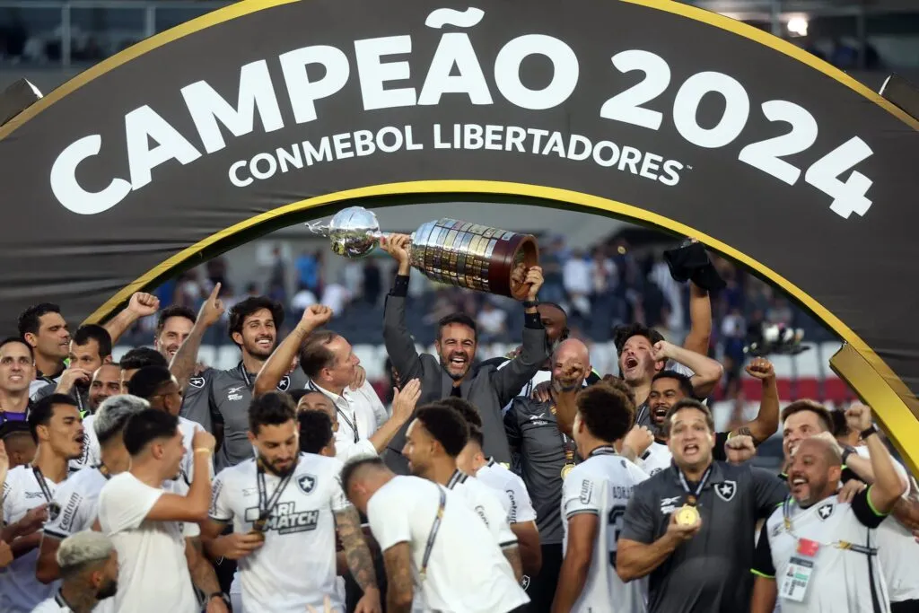 Jogadores que brilharam em grandes conquistas se despedem e abrem espaço para novos talentos no futebol