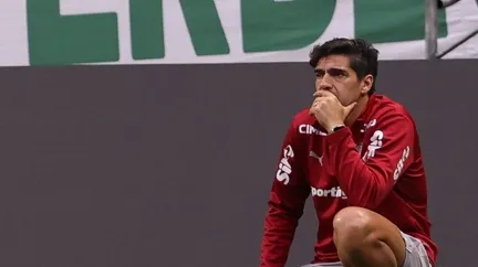 Abel Ferreira é homenageado no Palmeiras e ganha lugar de destaque na Sala de Troféus