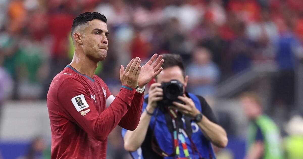 Seleção Espanhola celebra título da Copa do Mundo 2026 com festa animada e polêmica