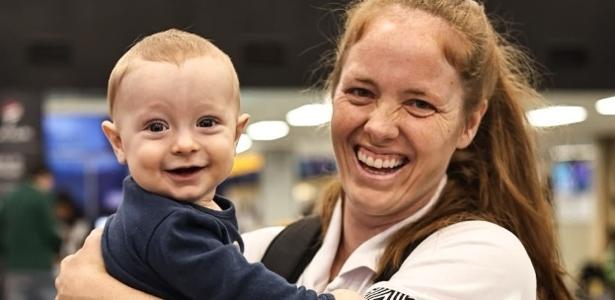 Lucca, filho da atacante Ketlen, vive os bastidores do futebol desde pequeno