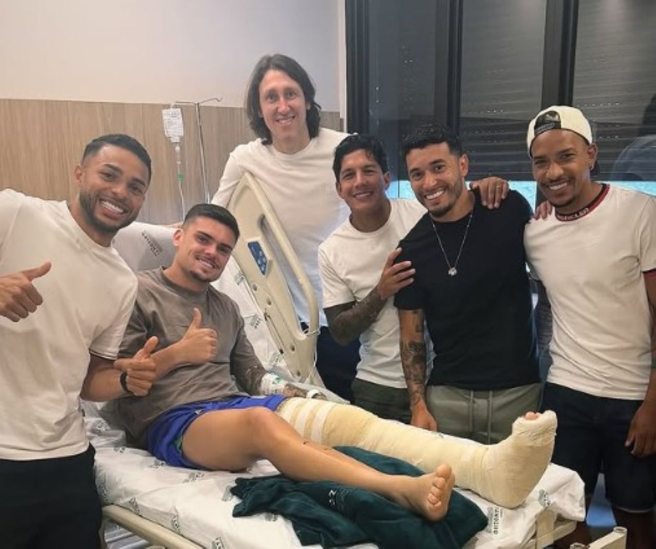 Gabriel Pec mostra evolução na recuperação da fratura e anima torcida do Cruzeiro