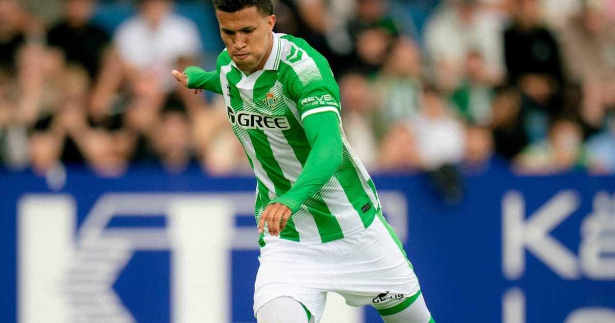 Nelson Deossa brilha no último jogo pelo Real Betis em amistoso na Alemanha