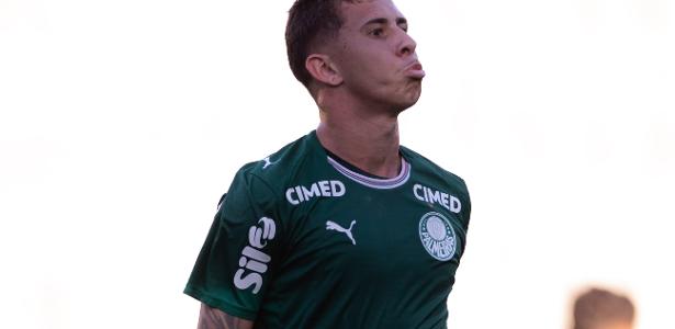 Felipe Teresa brilha na Copinha após estreia tardia pelo Palmeiras
