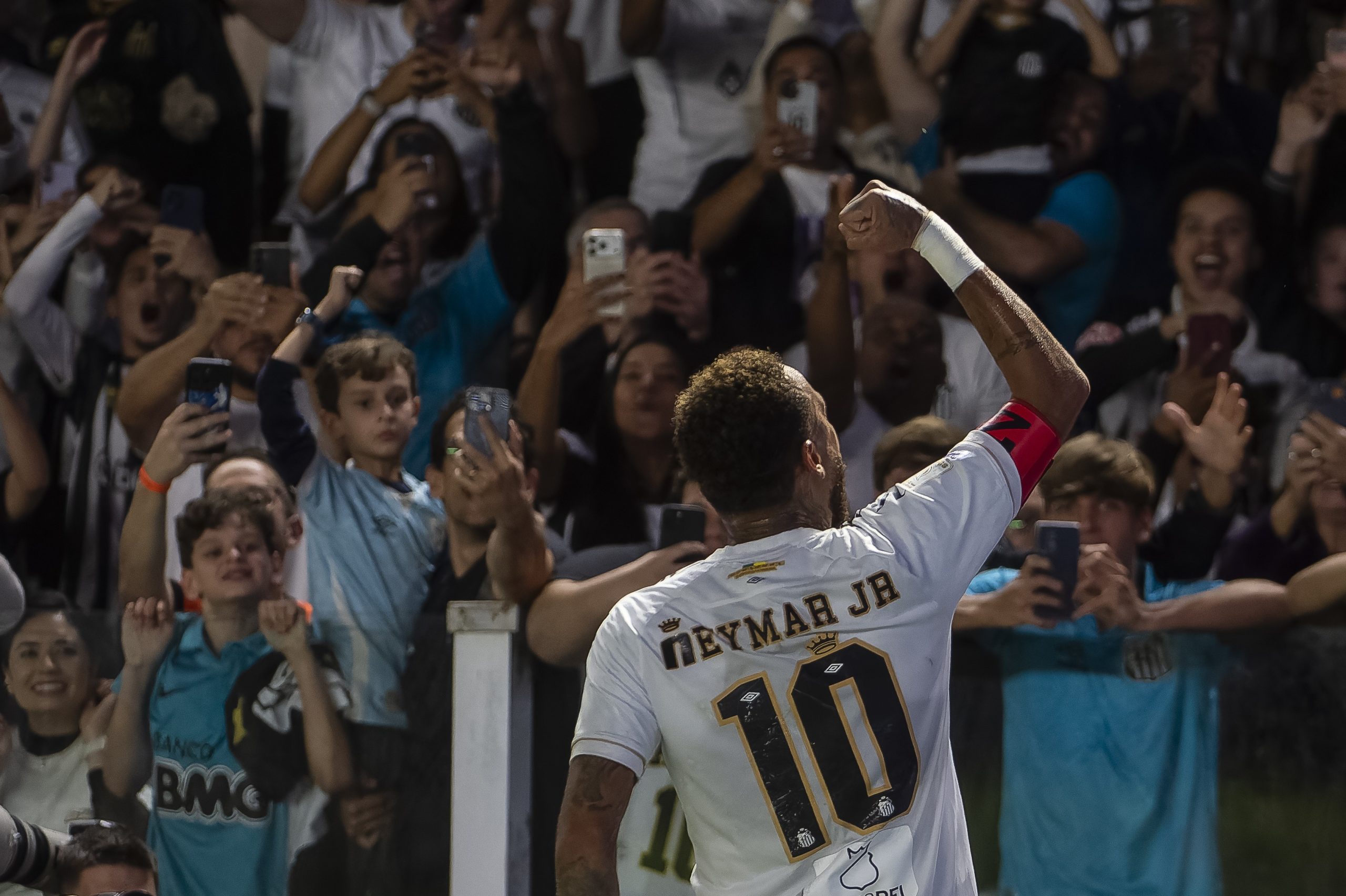 Neymar e Santos: Como a relação entre ídolo e clube chegou ao ponto crítico