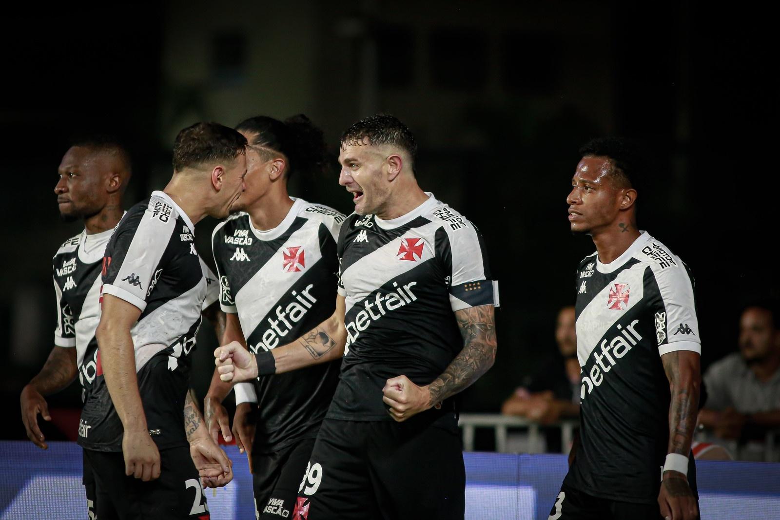 Mercado da bola agita clubes brasileiros com trocas e surpresas em 2026