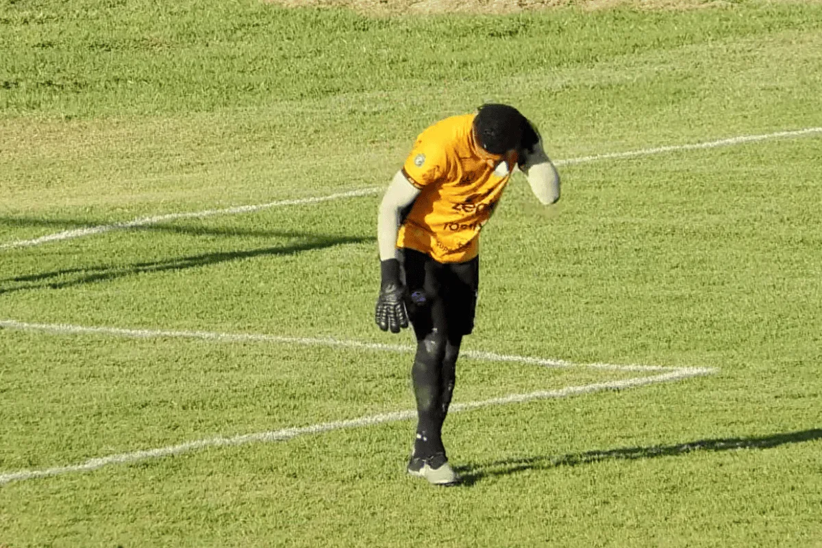 Goleiro do Iguatu sofre ataque de formigas durante jogo do Brasileirão Série D