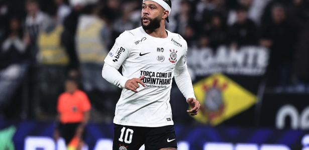 Memphis Depay adia retorno ao Brasil para acertar renovação com o Corinthians