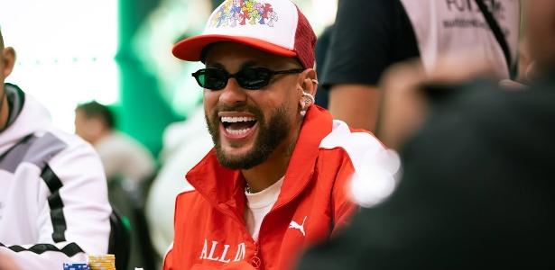 Neymar retorna aos gramados após pausa para torneios de pôquer e agita torcida
