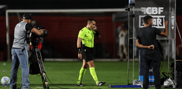 Polêmica em campo: expulsões e confusão marcam jogo com lance polêmico de Maurício