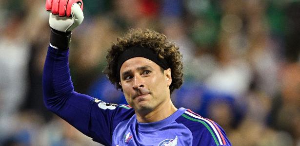 Guillermo Ochoa encerra carreira após 22 anos e seis Copas do Mundo