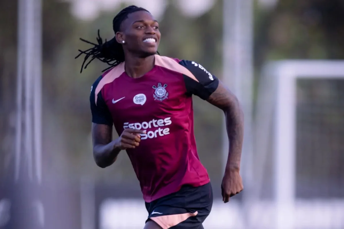 Rafael Leão surpreende e treina no CT do Corinthians durante férias no Brasil