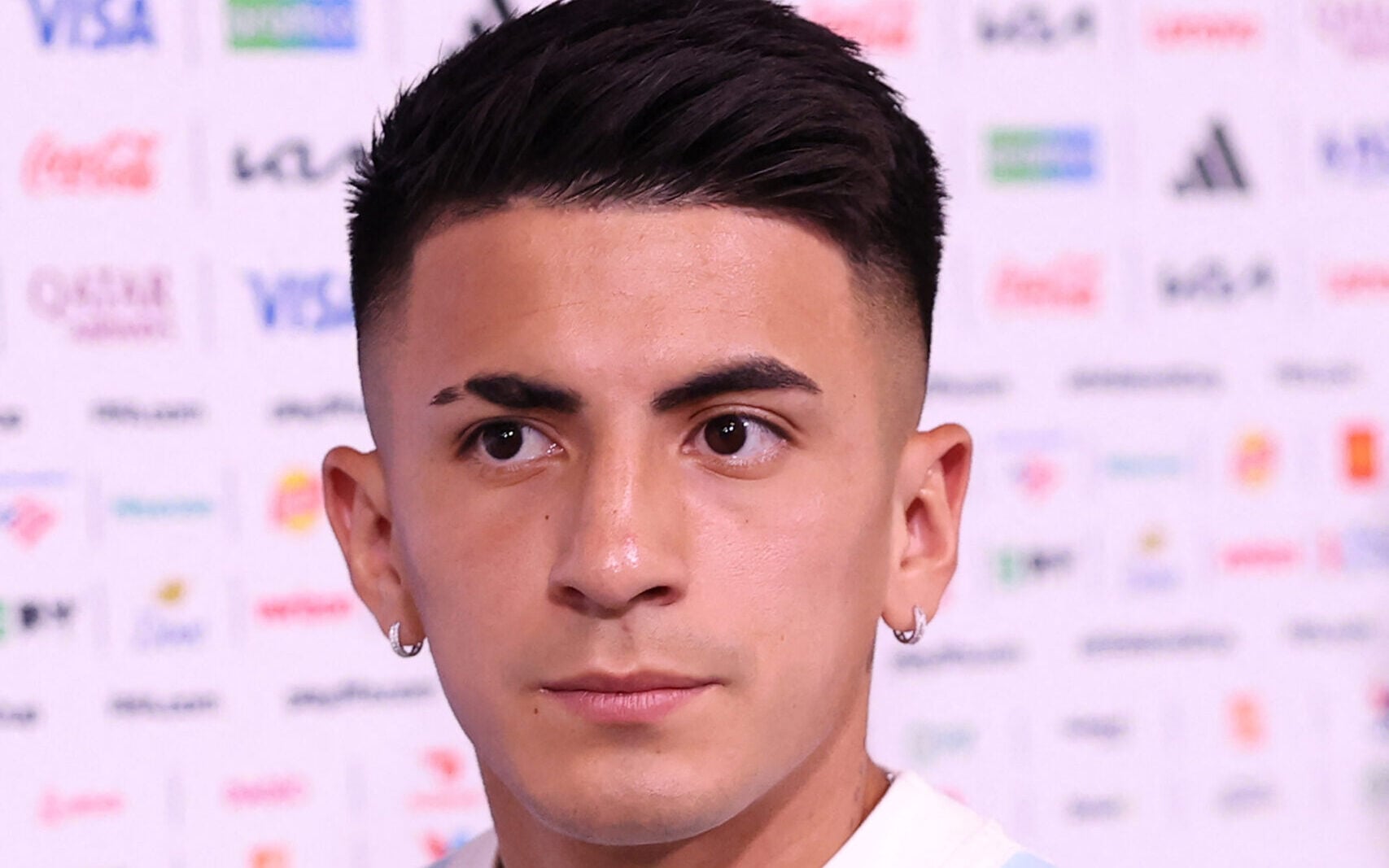 Thiago Almada agita torcidas de Flamengo e Botafogo durante final da Copa do Mundo 2026