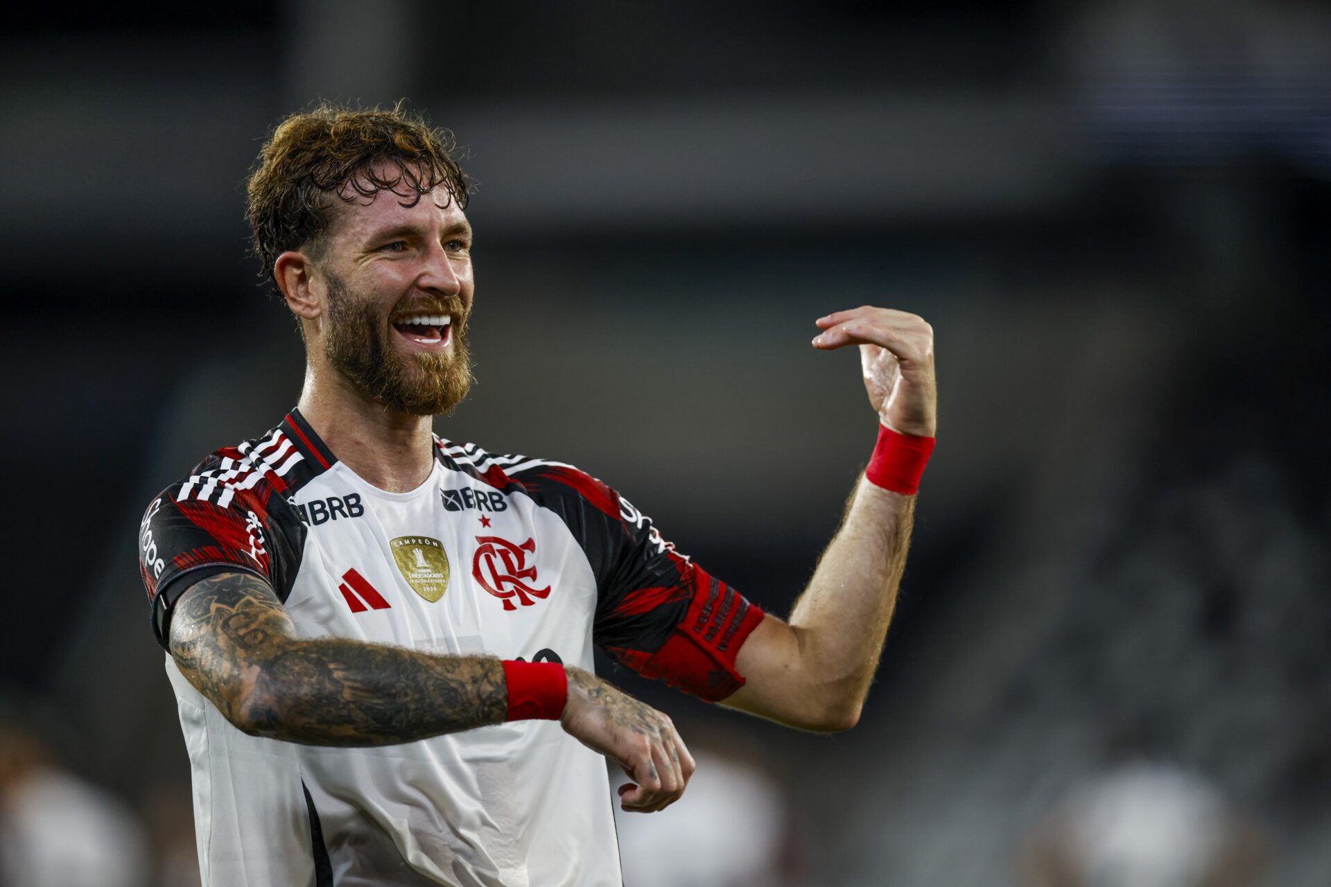Léo Pereira supera tragédia familiar e desponta como estrela do futebol brasileiro