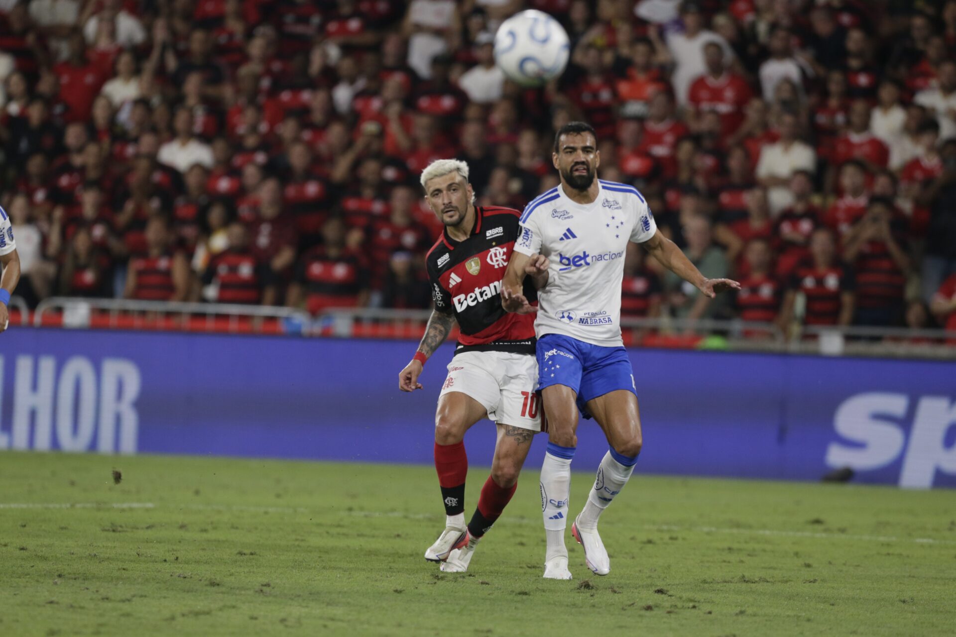 Cruzeiro surpreende Flamengo no segundo tempo e garante empate emocionante