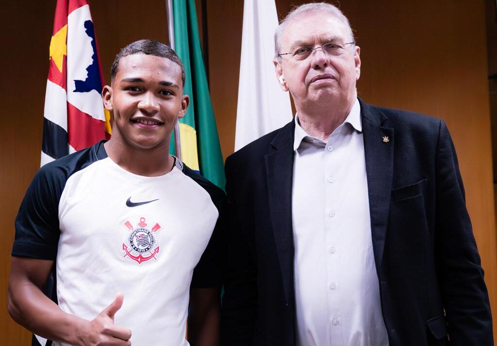 Corinthians garante jovem promessa Léo Rodrigues com contrato profissional