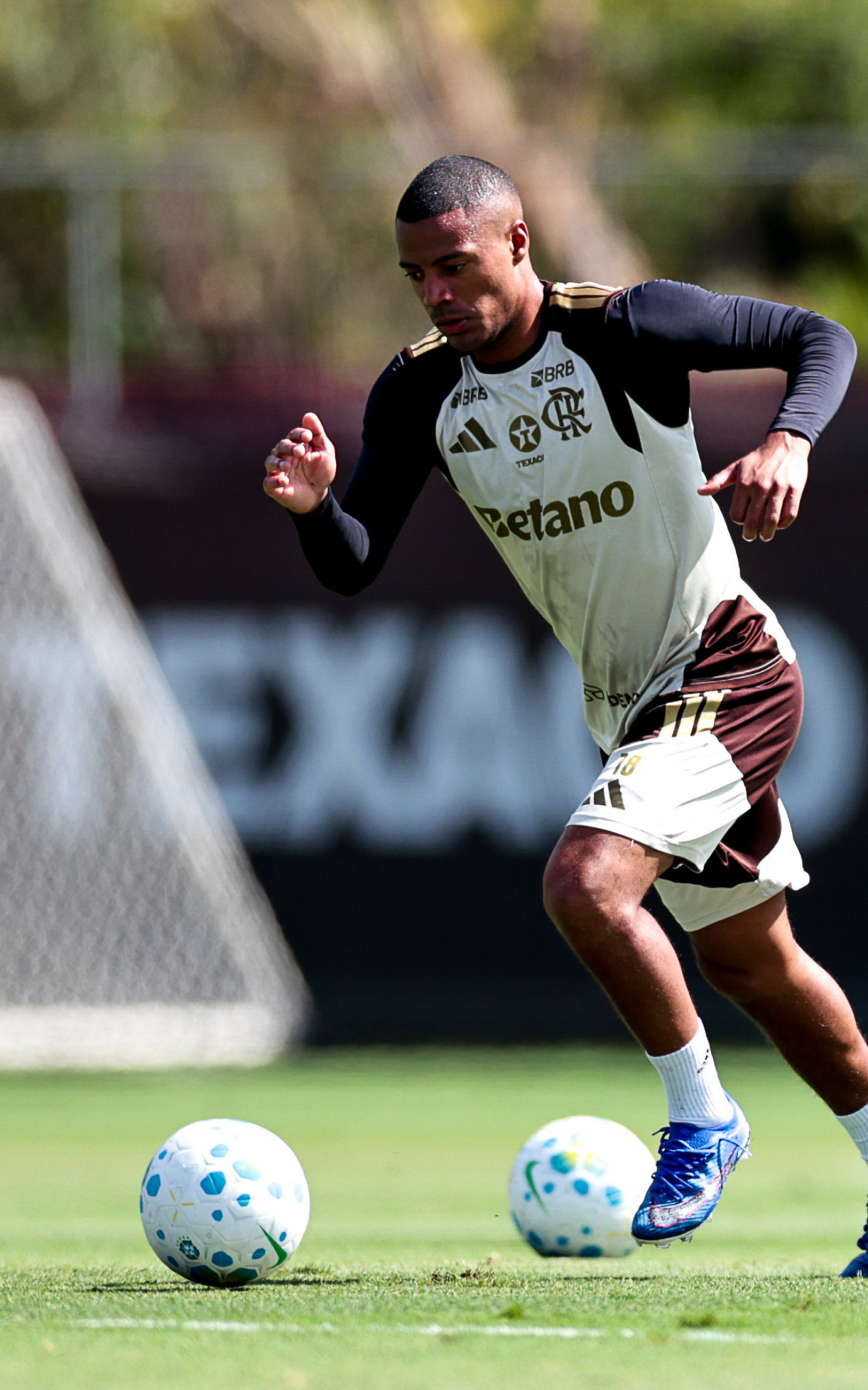 Flamengo rejeita oferta do Peñarol por Nicolás de La Cruz e mantém craque no elenco