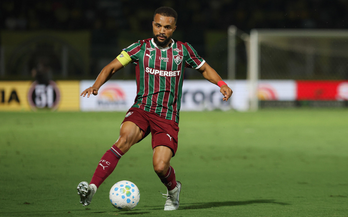Samuel Xavier evita cirurgia após luxação no ombro e segue no Fluminense