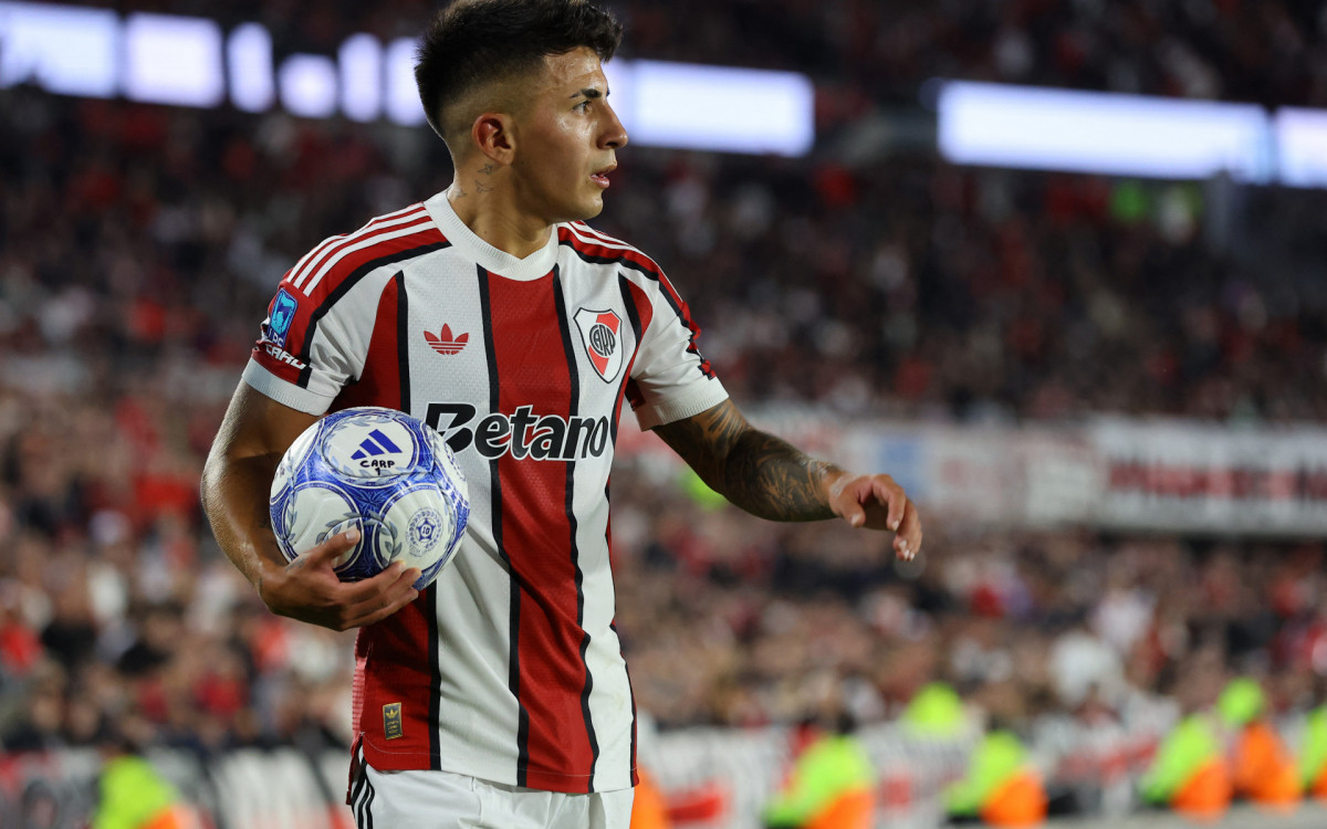 Thiago Almada brilha na estreia pelo River Plate e deixa torcida animada