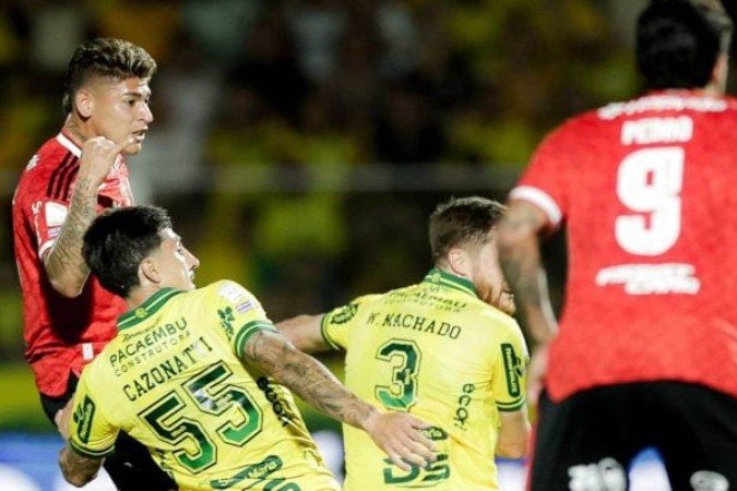 Carrascal brilha e Flamengo atropela Mirassol com goleada no Brasileirão