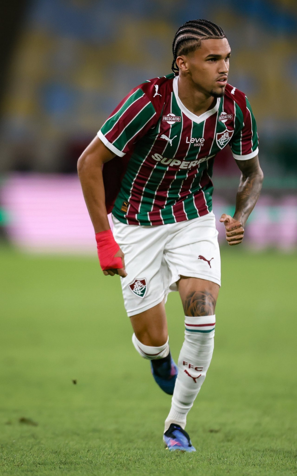 Riquelme Felipe desfalca Fluminense na viagem para a Argentina por dores no púbis