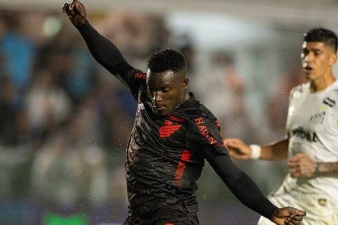 Viveros brilha na Vila e garante vitória do Athletico sobre o Santos
