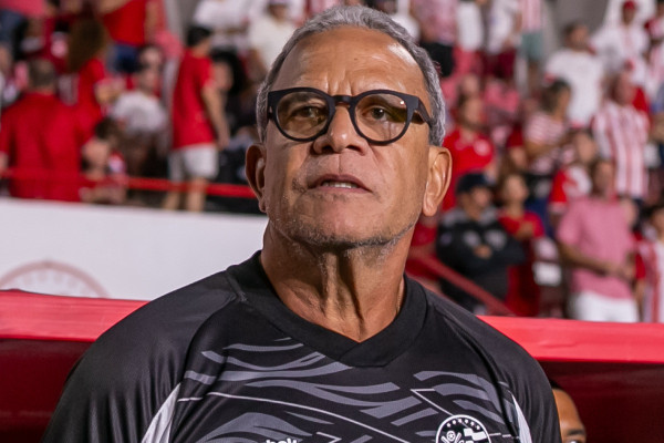 Pressão aumenta para Hélio dos Anjos após nova derrota do Náutico na Série B