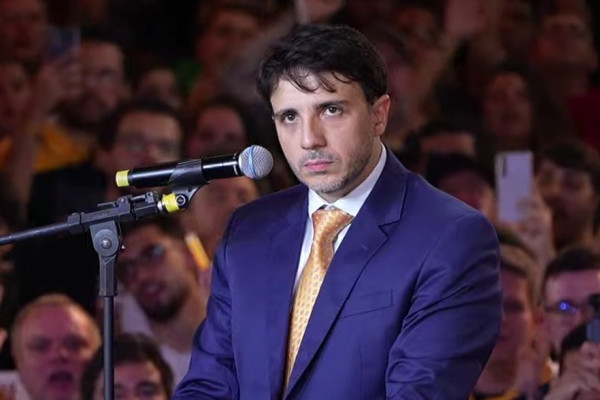 Renan Santos é oficializado candidato à Presidência pelo Partido Missão em grande evento